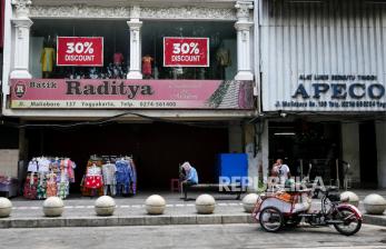 Pedagang kaki lima kembali berjualan di kawasan wisata Malioboro, Yogyakarta, Kamis (29/7). Pada PPKM level 4 pedagang kaki lima diperbolehkan berjualan kembali. Namun, sepinnya pengunjung mengakibatkan pedagang belum membuka lapak semua.
