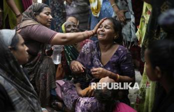 In Picture: Duka Selimuti Keluarga Korban Kecelakaan Pesawat Air India