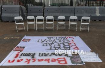 In Picture: Mahasiswa Gelar Aksi Rapat Dengar Pendapat Warga di Depan DPR