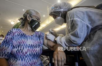 Petugas menyuntikan vaksin booster Covid-19 kepada warga di Jiexpo Kemayoran, Jakarta, Sabtu (22/1/2022). Pemerintah Provinsi DKI Jakarta mencatat pada Jumat (21/1/2022), vaksinasi booster di Ibu Kota telah mencapai 216.726 orang dengan sasaran warga berusia 18 tahun keatas mencapai sekitar delapan juta orang. Republika/Putra M. Akbar