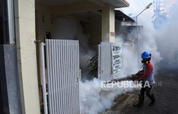 In Picture:  1.109 Kasus DBD Tercatat di Jember, Petugas Lakukan Pengasapan Perumahan 