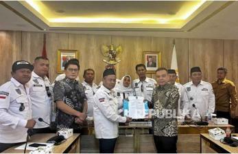 Wakil Ketua DPR Sufmi Dasco Ahmad menerima audiensi Asosiasi Pemerintah Desa Seluruh Indonesia (APDESI) terkait revisi Undang-Undang Nomor 6 Tahun 2014 tentang Desa di Gedung Nusantara III, Kompleks Parlemen, Jakarta, Rabu (5/7/2023).
