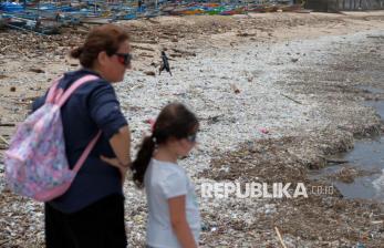 Sampah Plastik Menumpuk di Pantai Kedonganan Bali