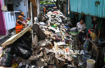 In Picture: Banjir di Cengkareng Surut, Sisakan Tumpukan Sampah Hingga 2 Ton