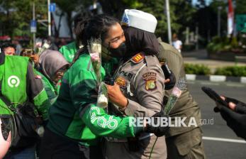 Gelar Aksi Damai, Pengemudi Ojol Bagikan Bunga Mawar ke Aparat dan Warga