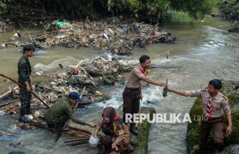 Peringati Hari Lingkungan Hidup, Puluhan Pelajar Bersihkan Sampah di Sungai Cibanten