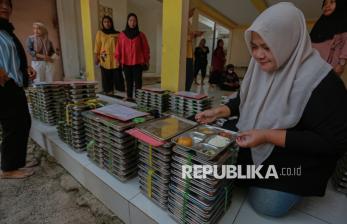 In Picture: Antisipasi Kasus Keracunan, Orang Tua Siswa Bantu Pengecekan MBG di Sekolah