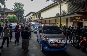 Sejumlah mobil ambulans yang membawa jenazah korban kebakaran Lembaga Permasyarakatan (Lapas) Kelas 1 Tangerang di RS Polri Kramat Jati, Jakarta, Rabu (8/9). Sebanyak tujuh mobil ambulans membawa 41 jenazah yang merupakan warga binaan pemasyarakatan (WBP) Lapas Kelas 1 Tangerang untuk diidentifikasi dengan metode Disaster Victim Identification (DVI). Republika/Putra M. Akbar