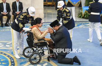 Momen Presiden Prabowo Bersimpuh Saat Sematkan Bintang Mahaputra Utama ke Siti Hardjanti Wismoyo