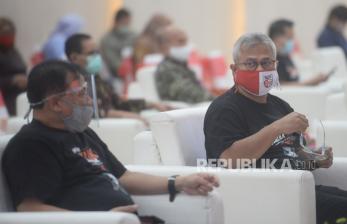 Ketua KPU RI Arief Budiman (kanan) bersama Ketua Bawaslu Abhan (kiri) hadir pada acara peluncuran gerakan Klik Serentak di Gedung KPU, Jakarta, Rabu (15/7). KPU meluncurkan gerakan klik serentak sebagai tanda dimulainya tahapan pencocokan dan penelitian (Coklit) dalam pilkada serentak 2020. Masyarakat khususnya yang berada di daerah yang melaksanakan pilkada tahun ini, dapat mengakses data masing-masing lewat situs lindungihakpilihmu.kpu.go.id.Prayogi/Republika. 