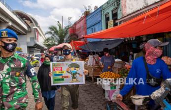 Satgas gabungan melakukan sosialisasi penerapan disiplin dan penegakan hukum protokol kesehatan di kawasan pasar 16 ilir, Palembang, Sumatera Selatan, Kamis (10/9/2020).  Pemerintah Provins Sumatera Selatan mulai menerapkan sanksi berupa denda administratif sebesar Rp500 ribu  kepada masyarakat yang tidak menggunakan masker saat beraktivitas dan berkegiatan di luar rumah. 