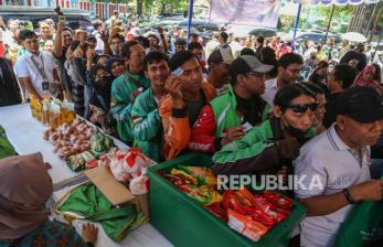 Gerakan Pasar Murah dan Bantuan Sosial di Semarang