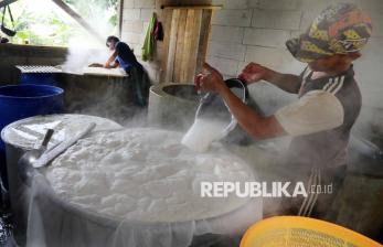 In Picture: Harga Kedelai Melejit, Perajin Tahu Kian Terhimpit
