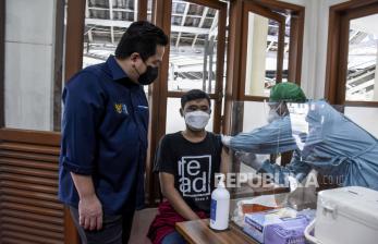 Menteri Badan Usaha Milik Negara (BUMN) Erick Thohir melihat proses penyuntikan vaksin Covid-19 saat kunjungan kerja di Stasiun Bandung, Kota Bandung, Sabtu (10/7). Dalam kunjungan kerjanya di Bandung, Erick Thohir berkesempatan untuk memantau dan memastikan proses pendistribusian vaksin Covid-19 serta vaksin lainnya di PT Bio Farma terpantau secara baik sekaligus meninjau pelaksanaan vaksinasi Covid-19 di Stasiun Bandung. Republika/Abdan Syakura