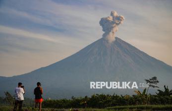 In Picture: Gunung Semeru Delapan Kali Erupsi, Tinggi Kolom Abu Capai 700 Meter