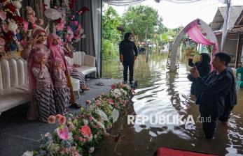 Pasangan Pengantin di Pekalongan Tetap Gelar Resepsi di Tengah Banjir