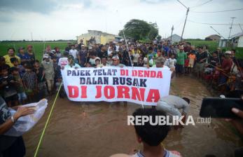 In Picture: Protes Jalan Rusak di Tegal, Warga Tanam Pohon Pisang dan Memancing Ikan di Tengah Jalan