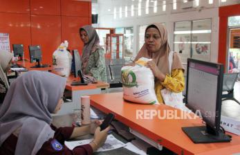 In Picture: 14.814 Keluarga Penerima Manfaat di Dumai Terima Bansos Beras