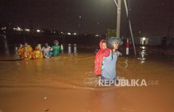 In Picture: Curah Hujan Tinggi, Sejumlah Perumahan di Kota Batam Terendam Banjir