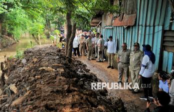 In Picture: Hari Pertama Menjabat, Rano Karno Tinjau Pengerukan Kali Krukut