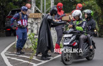 Saat Superhero Turun ke Jalan, Bagikan Takjil Gratis untuk Warga Berbuka Puasa