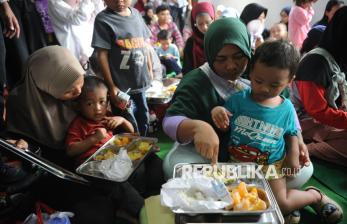 In Picture: Antusiasme Ibu dan Balita Ikuti Program Makan Bergizi Gratis