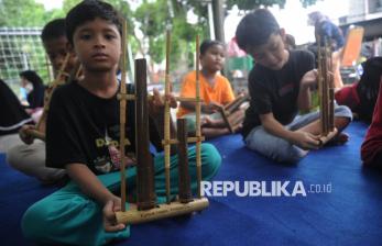 In Picture: Antusiasme Anak-anak Berlatih Angklung di RPTRA Matahari 