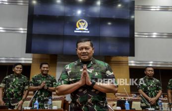 Kepala Staf TNI Angkatan Laut (KSAL) Laksamana Yudo Margono bersiap mengikuti uji kelayakan dan kepatutan calon Panglima TNI di Kompleks Parlemen, Senayan, Jakarta, Jumat (2/12/2022). KSAL Yudo Margono menjadi calon tunggal panglima TNI menggantikan Jenderal Andika Perkasa yang akan memasuki masa pensiun pada 21 Desember 2022. Pada kesempatan tersebut, Yudo memaparkan empat program prioritas mewujudkan visi TNI yang patriot.  