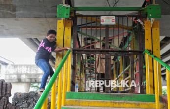 In Picture: Warga Keluhkan Penutupan JPO di Kolong Jalan Layang Kalibata