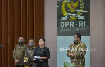 Ketua DPR Puan Maharani (kedua kanan) didampingi Mensesneg Pratikno (kedua kiri), Wakil Ketua DPR Lodewijk Freidrich Paulus (kiri) dan Rachmat Gobel (kanan) memberikan keterangan pers terkait penyerahan Surat Presiden (Surpres) kepada DPR di Media Center DPR, Kompleks Parlemen, Senayan, Senin (28/11/2021). Presiden Joko Widodo mengusulkan nama Kepala Staf Angkatan Laut (KSAL) Laksamana TNI Yudo Margono menjadi calon tunggal Panglima TNI kepada DPR, sebagai pengganti Panglima TNI Jenderal TNI Andika Perkasa yang akan memasuki masa pensiun. 