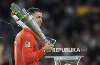 In Picture: Momen Cristiano Ronaldo Angkat Trofi Juara UEFA Nations League