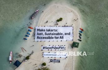 In Picture: Soroti Kerusakan Lingkungan di Jakarta, Aktivis Bentangkan Spanduk Raksasa di Pulau Pari