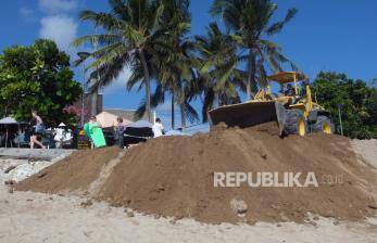 In Picture: Tergerus Abrasi, Pesisir Pantai Kuta Dilakukan Penataan