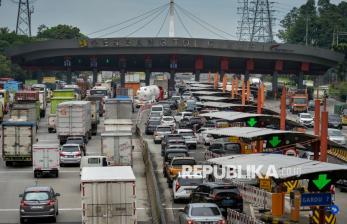 Gerbang Tol Cikupa Dipadati Kendaraan Jelang Libur Nataru