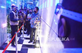 Sekda Kota Bandung Ema Sumarna meninjau simulasi protokol kesehatan Covid-19 di salah satu tempat hiburan malam di Jalan Braga, Kota Bandung, Jumat (3/7). Simulasi tersebut dilakukan sebagai persiapan penerapan protokol kesehatan di tempat hiburan malam saat Adaptasi Kebiasaan Baru (AKB) atau new normal. Saat ini Kota Bandung sudah ditetapkan sebagai zona biru Covid-19. 