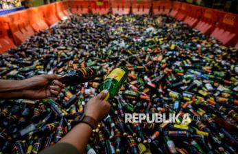 In Picture: Jelang Ramadhan, Pemkot Tangerang Musnahkan Ribuan Botol Miras