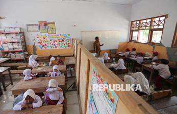 Bertahun-tahun Menanti Perbaikan, Murid SD di Bangkalan Belajar Berbagi Ruangan
