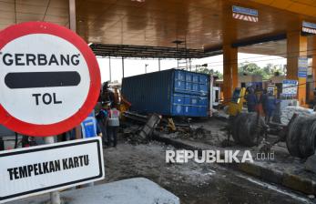 Penampakan Gerbang Tol Ciawi 2 yang Porak-poranda Ditabrak Truk Kontainer