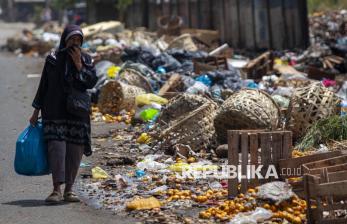 In Picture: Tumpukan Sampah Penuhi Jalan di Kota Batam