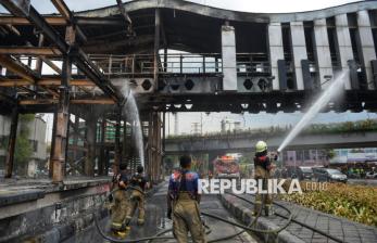 Petugas Gabungan Bahu Membahu Bersihkan Sampah dan Sisa Pembakaran Aksi Demo