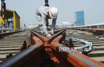 Pastikan Kondisi Prima, LRT Jakarta Lakukan Perawatan Prasarana