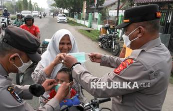 Kabut Asap Kiriman Selimuti Lhokseumawe, Polisi Bagikan 3.000 Masker