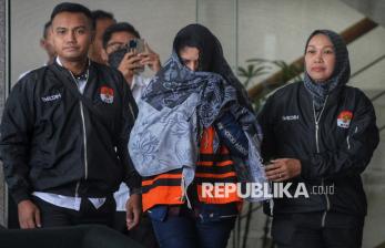 Kenakan Rompi Oranye, Bupati Pekalongan Fadia Arafiq Resmi Ditahan KPK