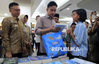 Wapres Gibran Traktir Siswa Sekolah Rakyat Beli Buku