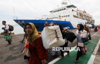 Ratusan Pemudik Lebaran Tiba di Pelabuhan Tanjung Perak Surabaya 