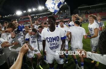 Euforia Pemain Como 1907 Usai Ukir Sejarah Lolos ke Liga Champions untuk Pertama Kalinya