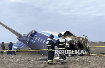 In Picture: Proses Evakuasi Pesawat Azerbaijan Airlines yang Jatuh di Kazakstan