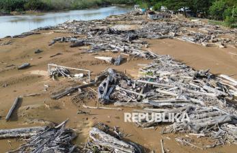 Bantaran Sungai Batang Kuranji Masih Dipenuhi Material Banjir Bandang