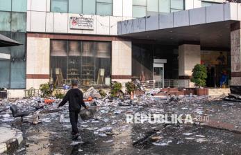 Pascakebakaran Gedung Bapenda DKI, Puing Berserakan, Sebagian Bangunan Hangus