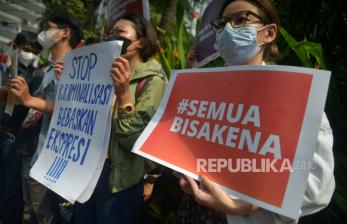 Sejumlah orang yang tergabung dalam Aliansi Nasional RKUHP melakukan aksi saat berlangsungya  Kick Off Dialog Publik RKUHP di Jakarta, Selasa (23/4/2022). Dalam aksinya mereka menilai Kick Off Dialog Publik RKUHP ini sebagai jalan yang formalistik dan hanya bertujuan untuk sosialisasi dan eduksi semata. Padahal, masyarakat sipil menghendaki adanya ruang partisipasi dan konsultasi guna mendenganr masukan publik secara maksimal. Prayogi/Republika